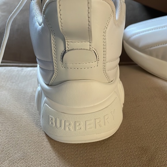 Authentic Burberry Low top Trainer on Rubber Sole Sneaker - Picture 7 of 13